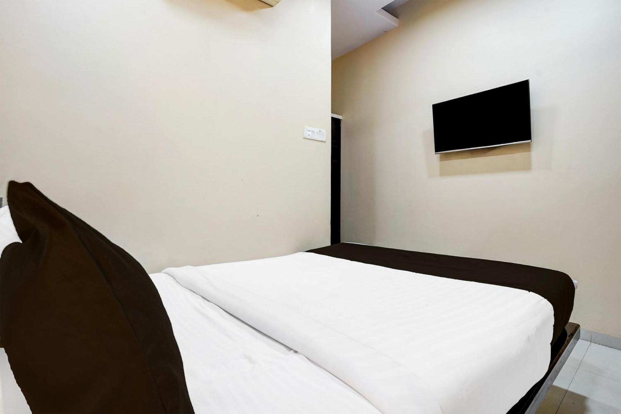 Airport Metro Hotel Мумбай Екстериор снимка