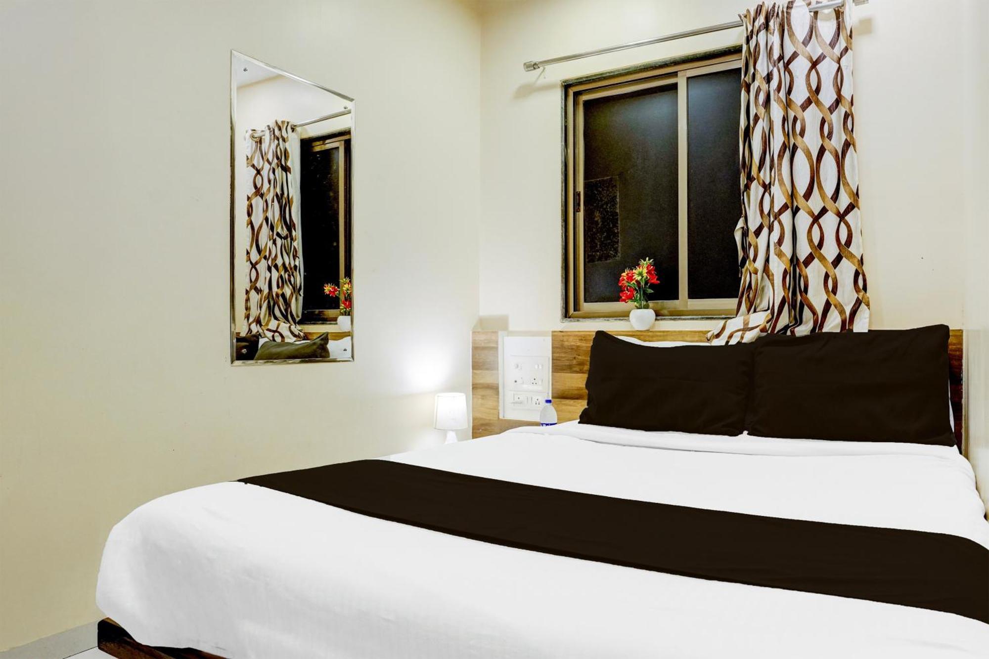 Airport Metro Hotel Мумбай Екстериор снимка