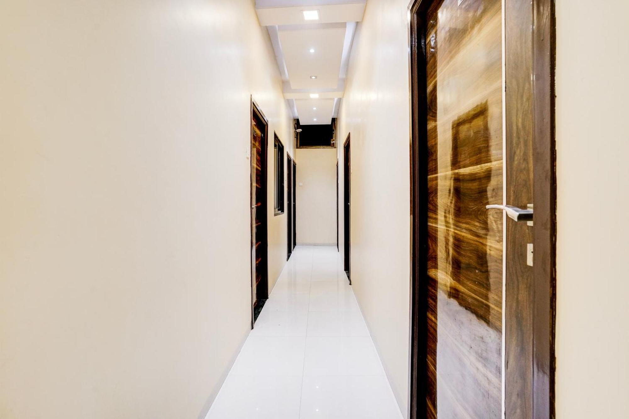 Airport Metro Hotel Мумбай Екстериор снимка