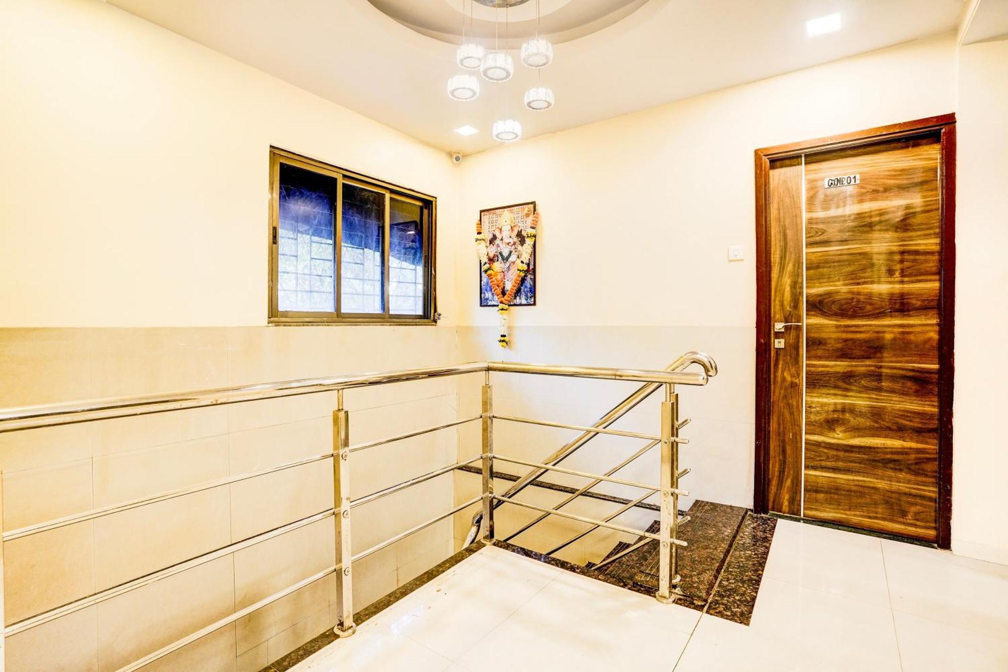 Airport Metro Hotel Мумбай Екстериор снимка