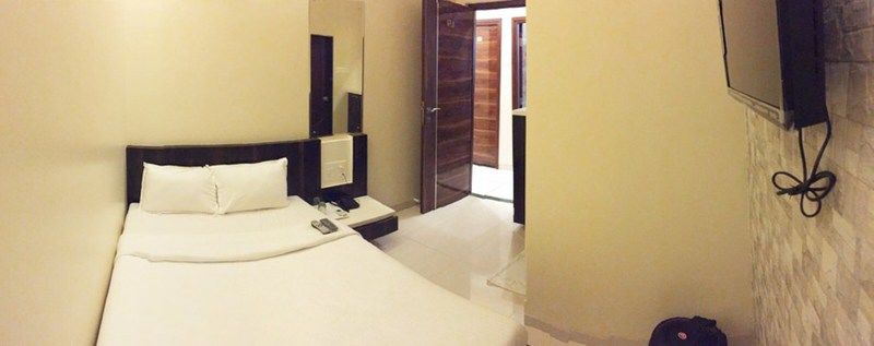 Airport Metro Hotel Мумбай Екстериор снимка