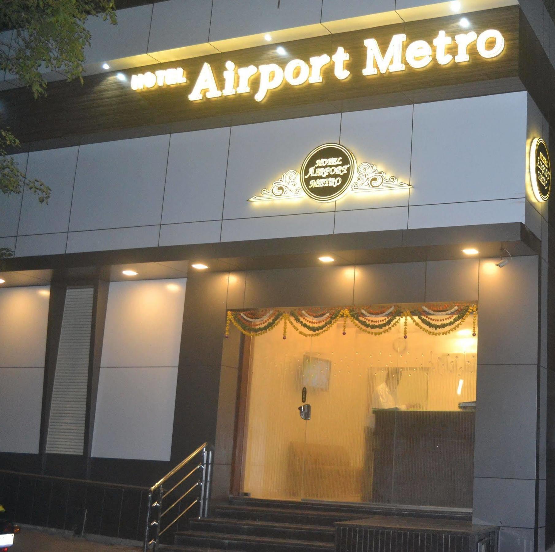 Airport Metro Hotel Мумбай Екстериор снимка