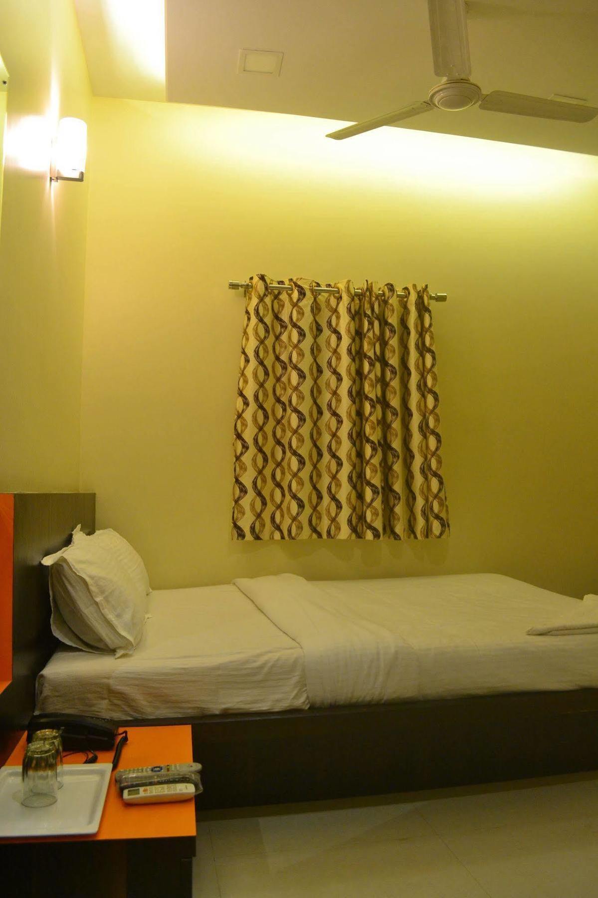 Airport Metro Hotel Мумбай Екстериор снимка