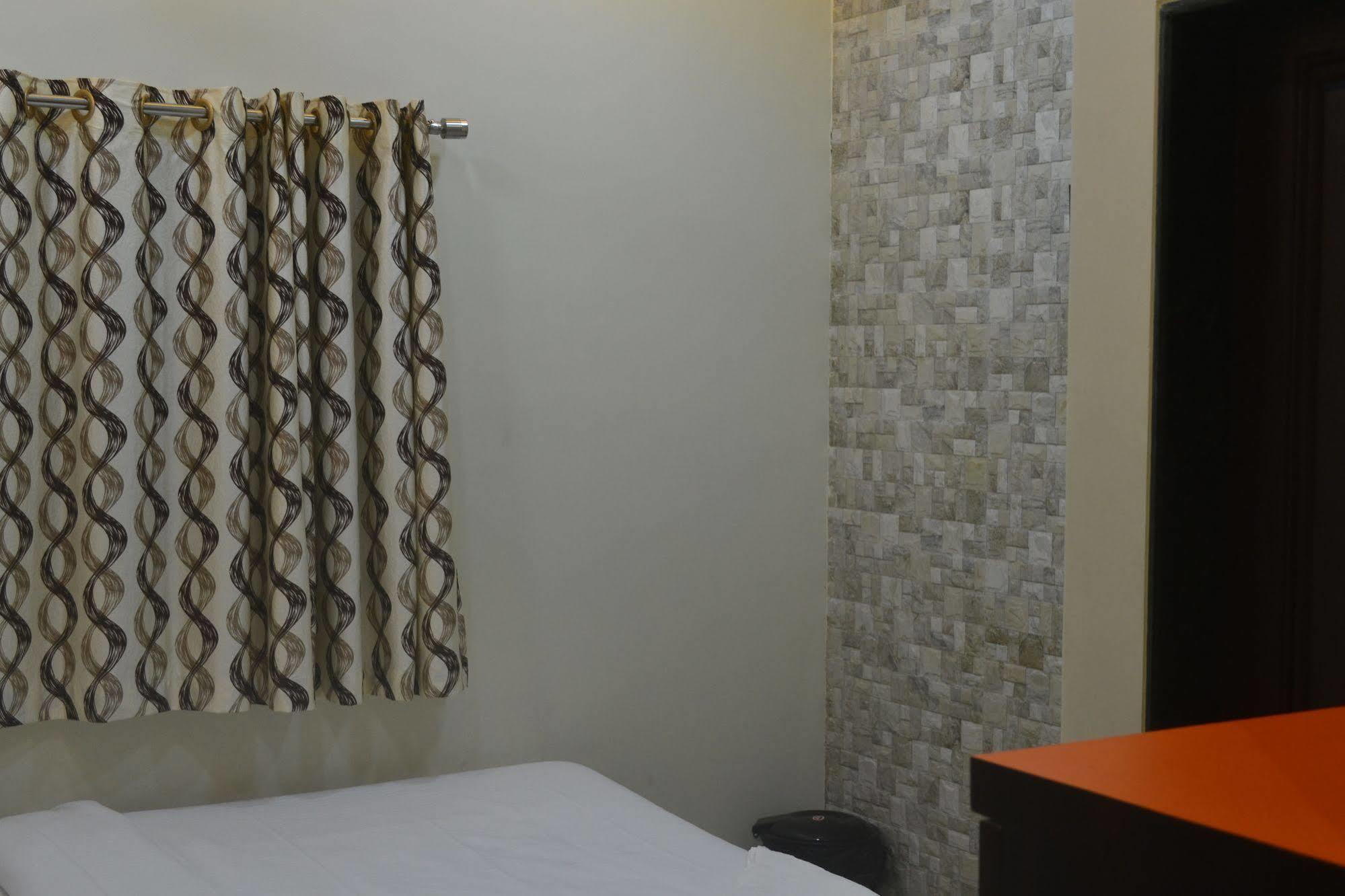 Airport Metro Hotel Мумбай Екстериор снимка