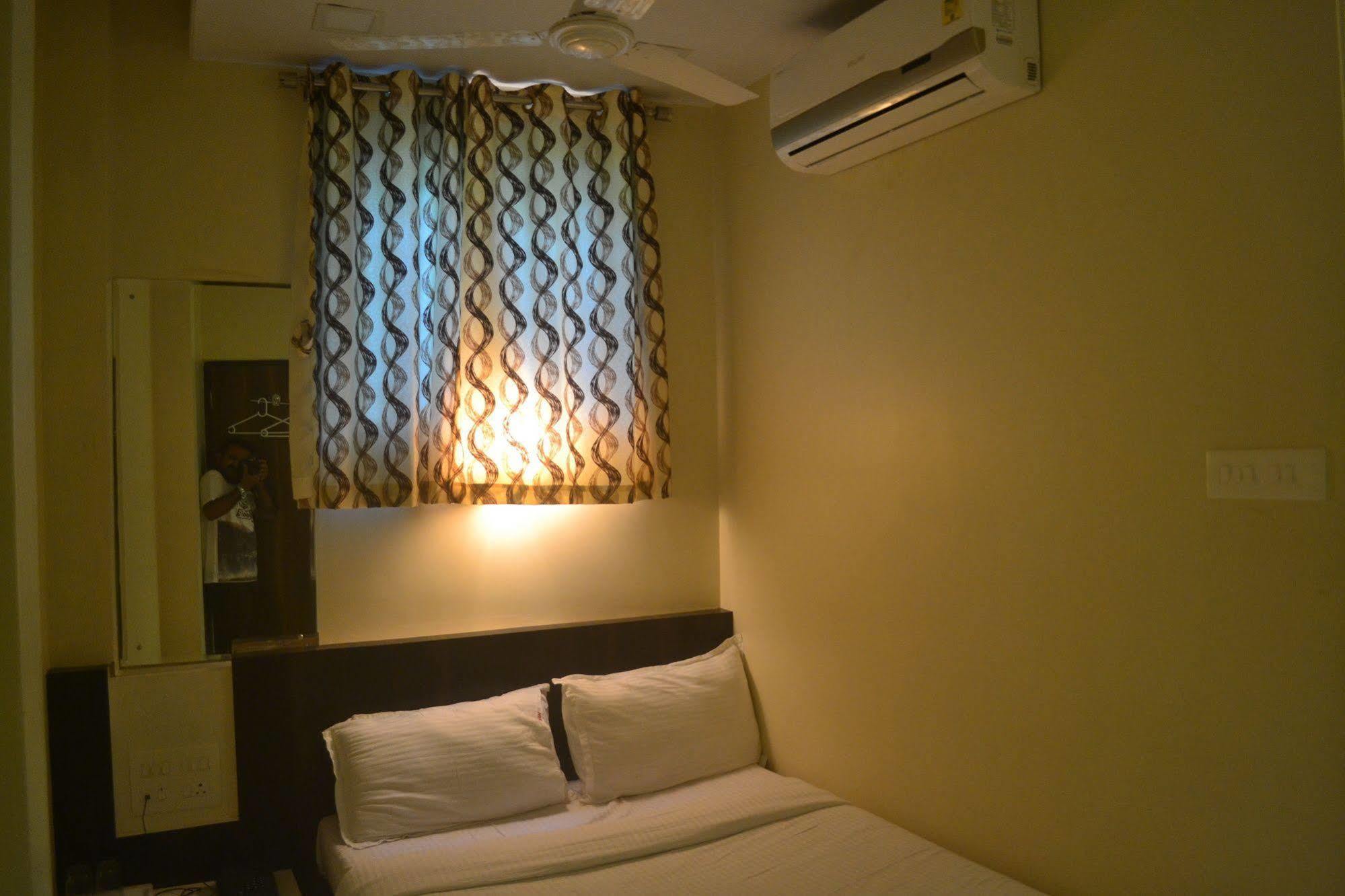 Airport Metro Hotel Мумбай Екстериор снимка