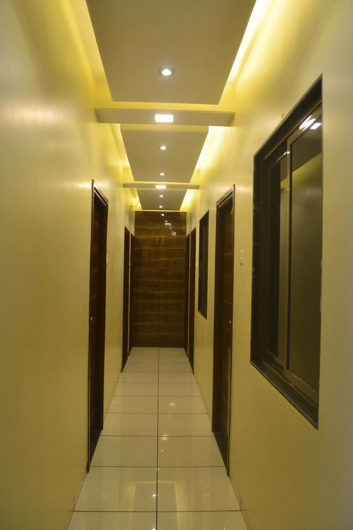 Airport Metro Hotel Мумбай Екстериор снимка